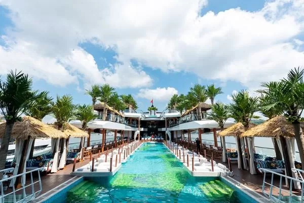 ハロン湾クルーズプレミアム日帰りツアードルフィンデイクルーズ・スンソット洞窟、ティートップ（日本語ガイド付き）ハロン湾水上リゾート・ハロン湾でカヤック体験・ハロン湾日帰りツアー